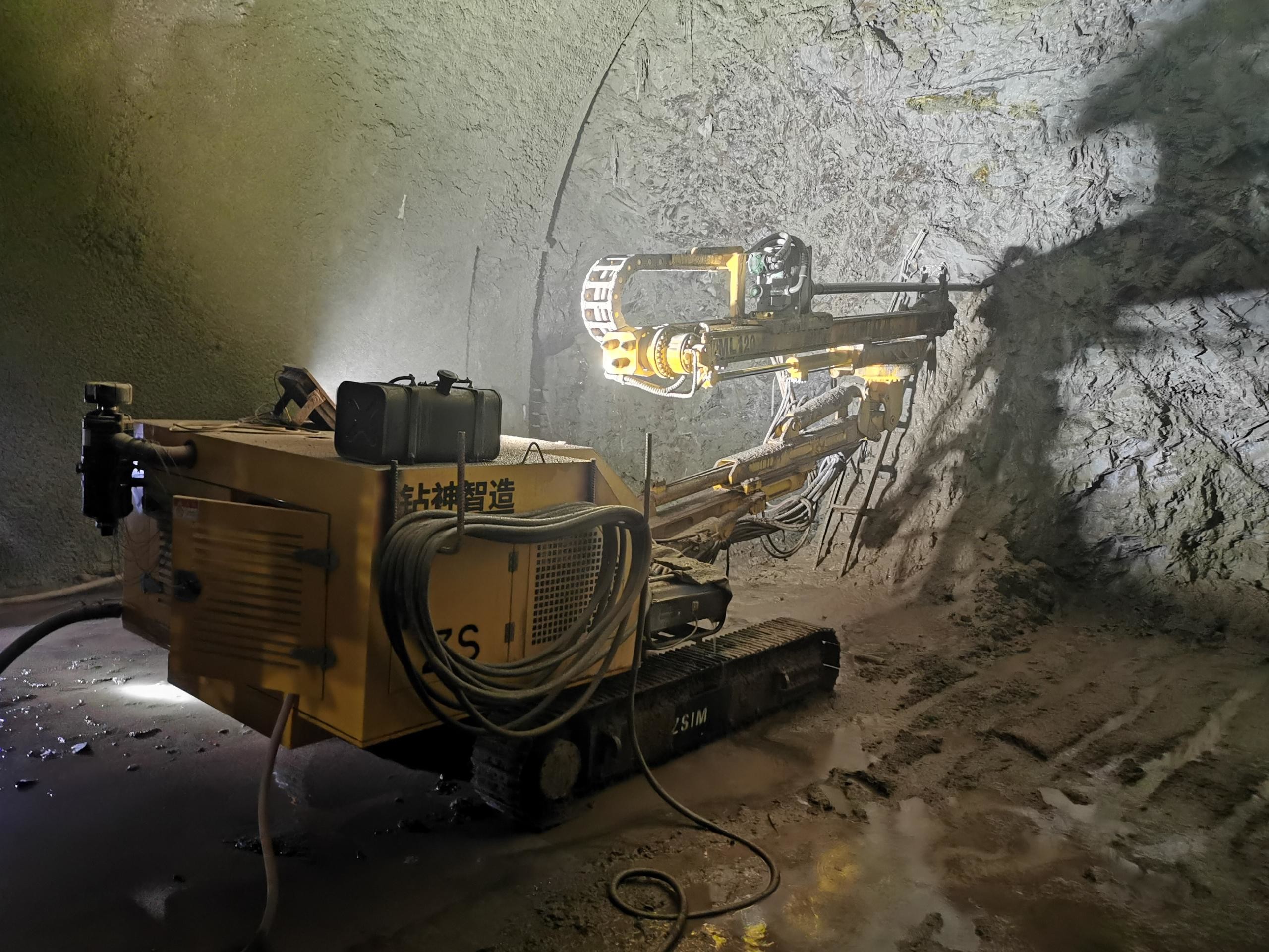 Tunnel Construction Crawler Rockbolt Type Rock Drill Rig 18kw Impact ...